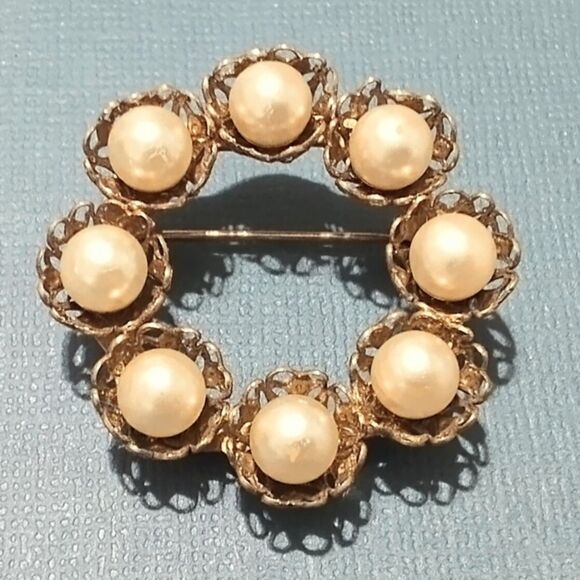 Vintage Gold Tone Filigree Faux Pearl Circle Pin Brooch - Picture 1 of 4